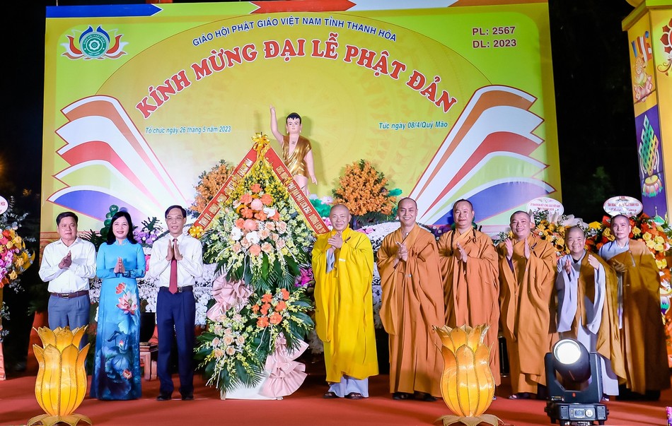 Lãnh đạo tỉnh tặng hoa chúc mừng đến Ban Trị sự GHPGVN tỉnh Thanh Hóa nhân dịp Đại lễ Phật đản Phật lịch 2567