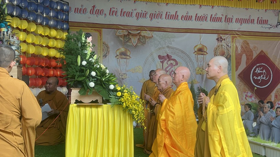 Chư tôn đức niêm hương Chư tôn đức niêm hương