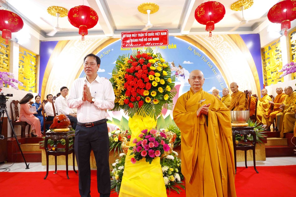 Lẵng hoa chúc mừng của UBMTTQVN TP.HCM