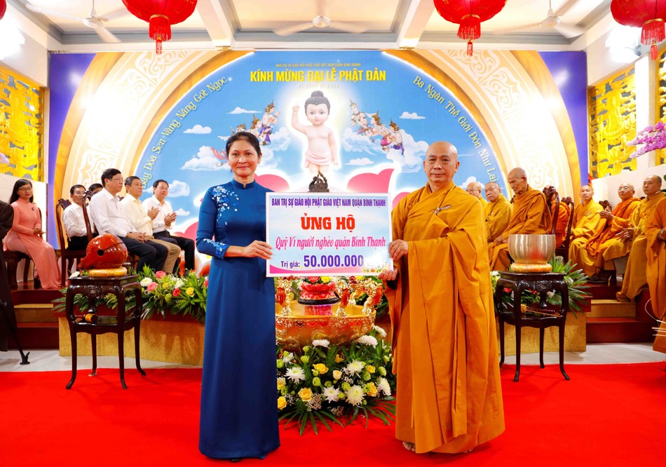 Trao bảng tượng trưng số tiền ủng hộ Quỹ &quot;Vì người nghèo Q.Bình Thạnh&quot;