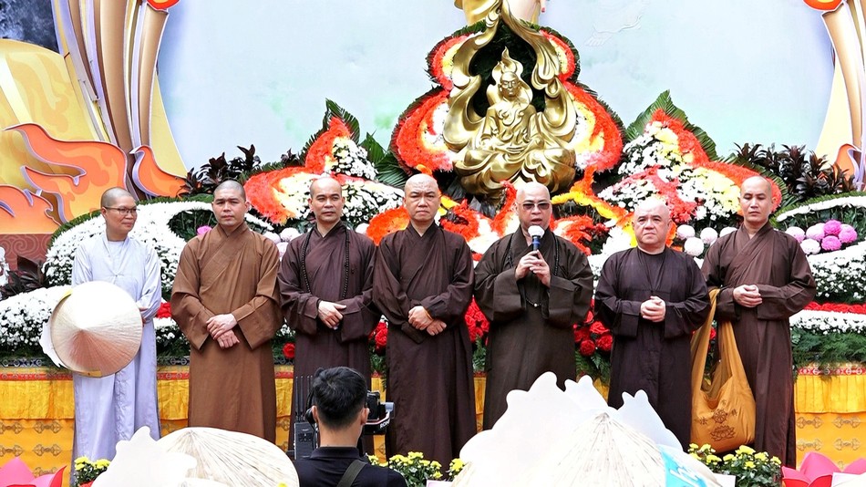 Thượng tọa Thích Minh Nhựt phát biểu ý nghĩa và sách tấn đoàn diễu hành trước giờ xuất phát