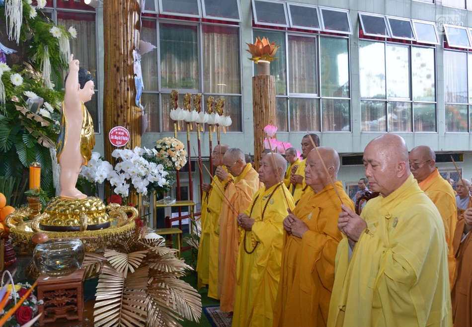 Chư tôn giáo phẩm thành kính dâng hương