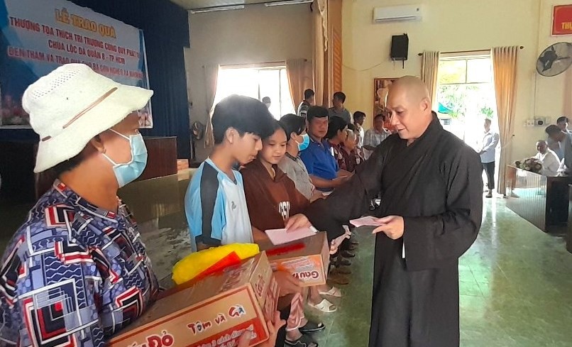 Thượng tọa Thích Trí Trường tận tay trào quà đến bà con Thượng tọa Thích Trí Trường tận tay trào quà đến bà con