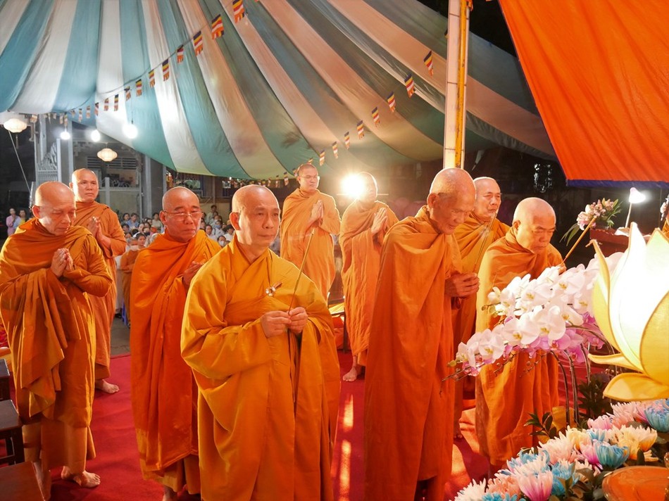 Chư tôn đức niêm hương Chư tôn đức niêm hương