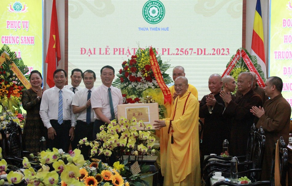 Ông Phan Thiên Định, Bí thư Thành ủy TP.Huế cùng các thành viên của phái đoàn tặng hoa chúc mừng Ông Phan Thiên Định, Bí thư Thành ủy TP.Huế cùng các thành viên của phái đoàn tặng hoa chúc mừng