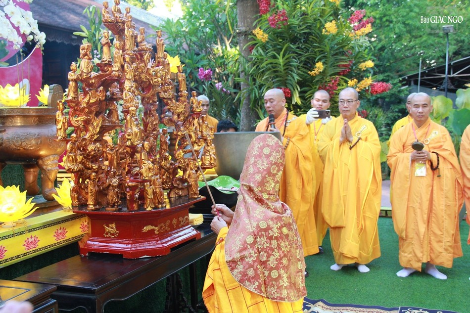 Trưởng lão Hòa thượng Thích Đức Thanh niêm hương cúng dường