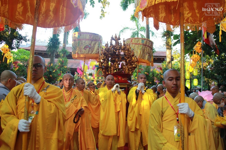 Kim thân Đức Phật đản sanh trên tòa cửu long