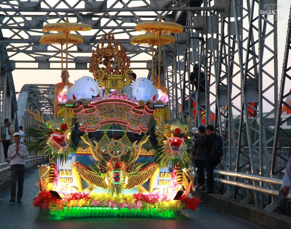 Đoàn xe hoa rước Phật