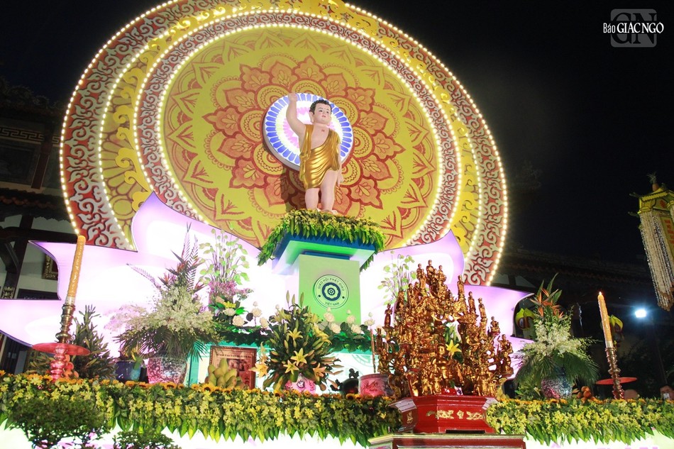 Kim thân Đức Phật sơ sanh được tôn trí tại lễ đài tổ đình Từ Đàm sau khi rước để Tăng Ni, Phật tử đảnh lễ