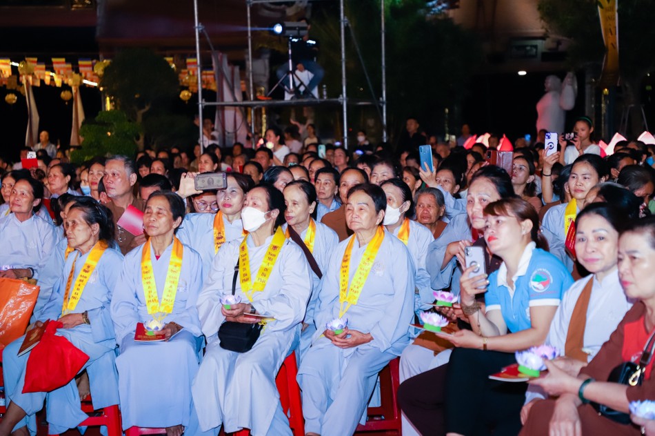 Đông đảo Phật tử và nhân dân địa phương tham dự