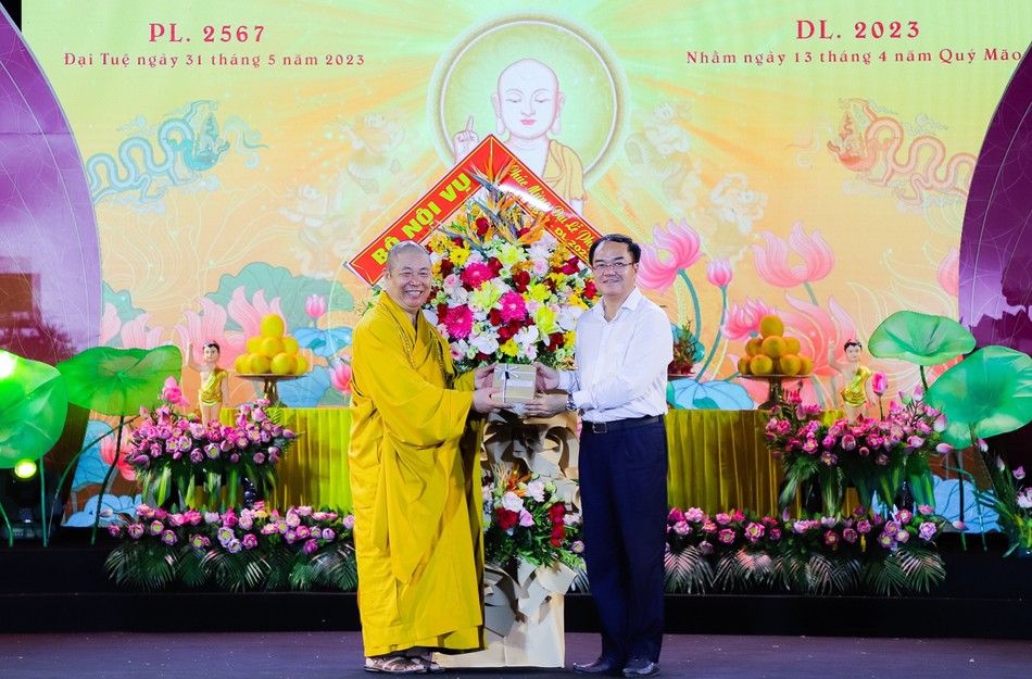 Ông Vũ Chiến Thắng, Thứ trưởng Bộ Nội vụ tặng hoa chúc mừng