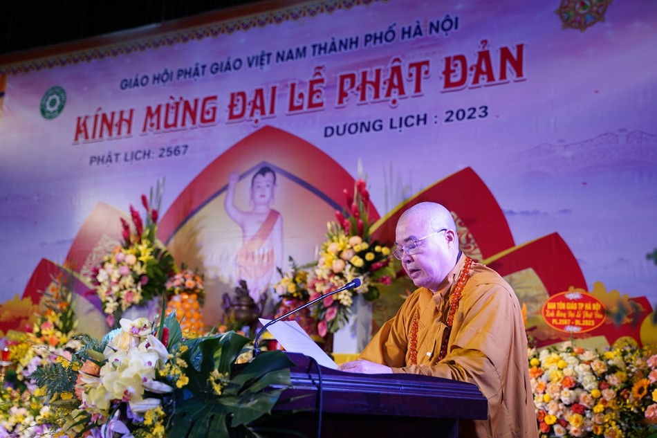 Hòa thương Thích Thanh Nhiễu tuyên đọc bức Thông điệp Phật đản Phật lịch 2567 của Đức Pháp chủ GHPGVN