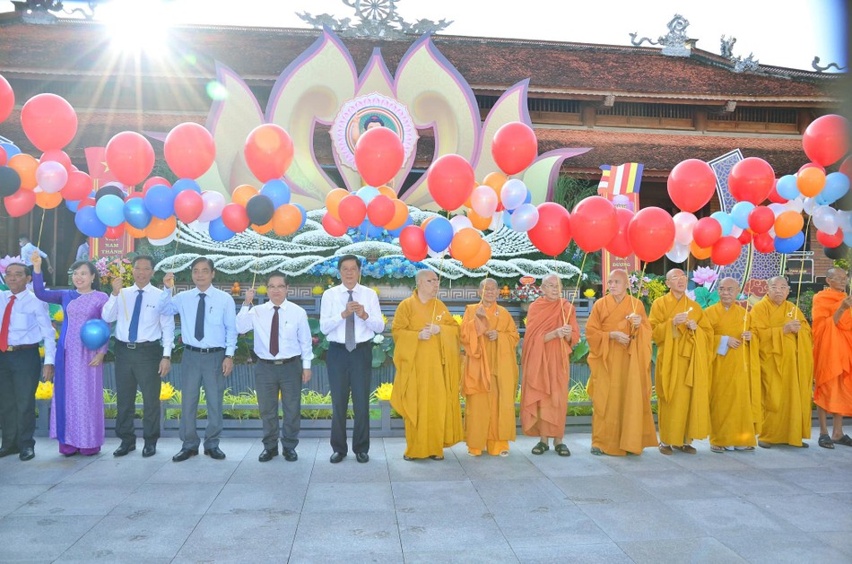 Thả bong bóng bay mang thông điệp hòa bình