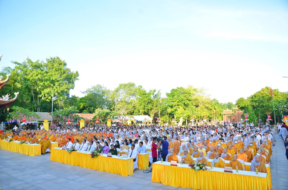 Đông đảo Tăng Ni, đại biểu, Phật tử tham dự