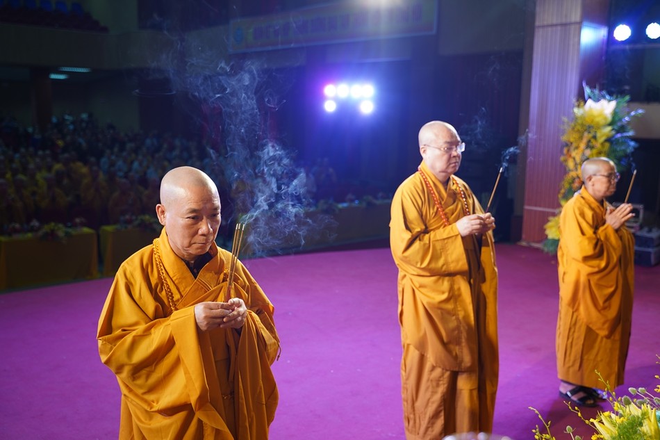 Chư tôn Hòa thượng niêm hương