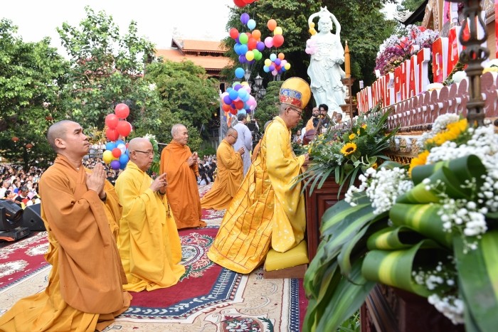 Chư tôn đức niêm hương Chư tôn đức niêm hương