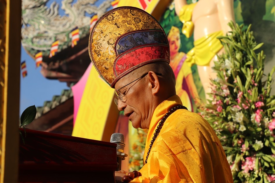 Hòa thượng Thích Hải Tạng đã cung tuyên bức Thông điệp Phật đản của Đức Pháp chủ GHPGVN