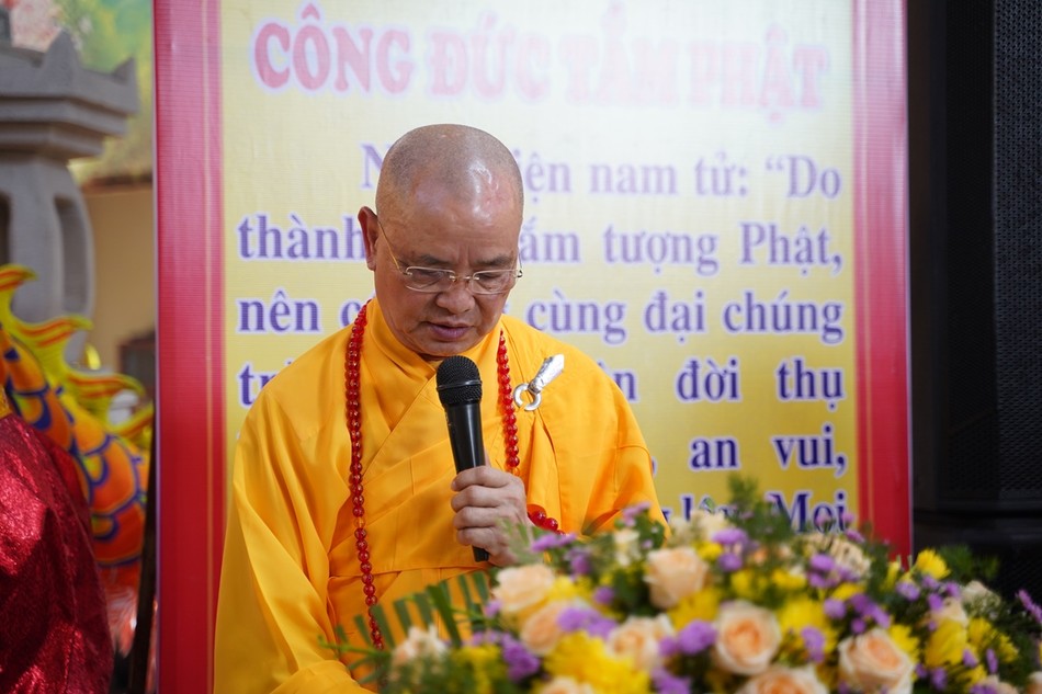 Hòa thượng Thích Huệ Phước tuyên đọc Diễn văn Phật đản của Hòa thượng Chủ tịch Hội đồng Trị sự GHPGVN