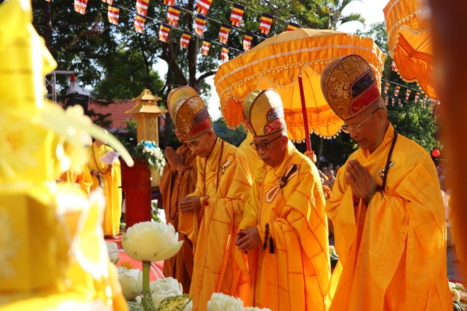 Chư tôn giáo phẩm niêm hương đảnh lễ