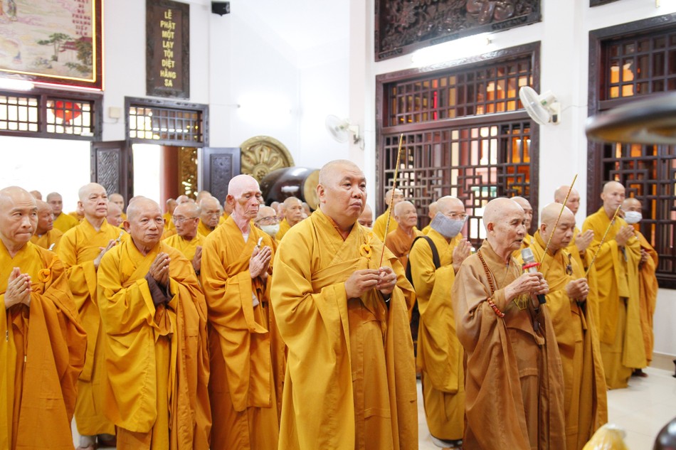 Chư tôn giáo phẩm niêm hương bạch Phật Chư tôn giáo phẩm niêm hương bạch Phật