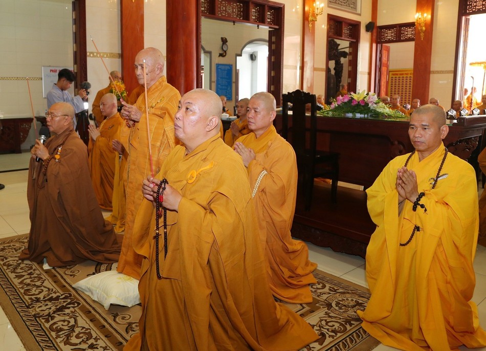 Niêm hương, đảnh lễ Tam bảo Niêm hương, đảnh lễ Tam bảo