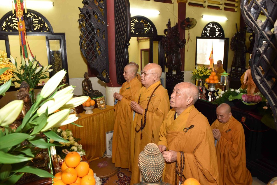 Chư tôn đức niêm hương tại Tổ đường chùa Bửu Liên Chư tôn đức niêm hương tại Tổ đường chùa Bửu Liên