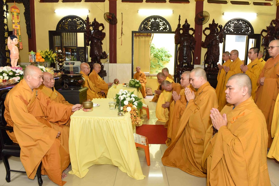 Chư Tăng tuần tự 3 vị tác pháp an cư Chư Tăng tuần tự 3 vị tác pháp an cư
