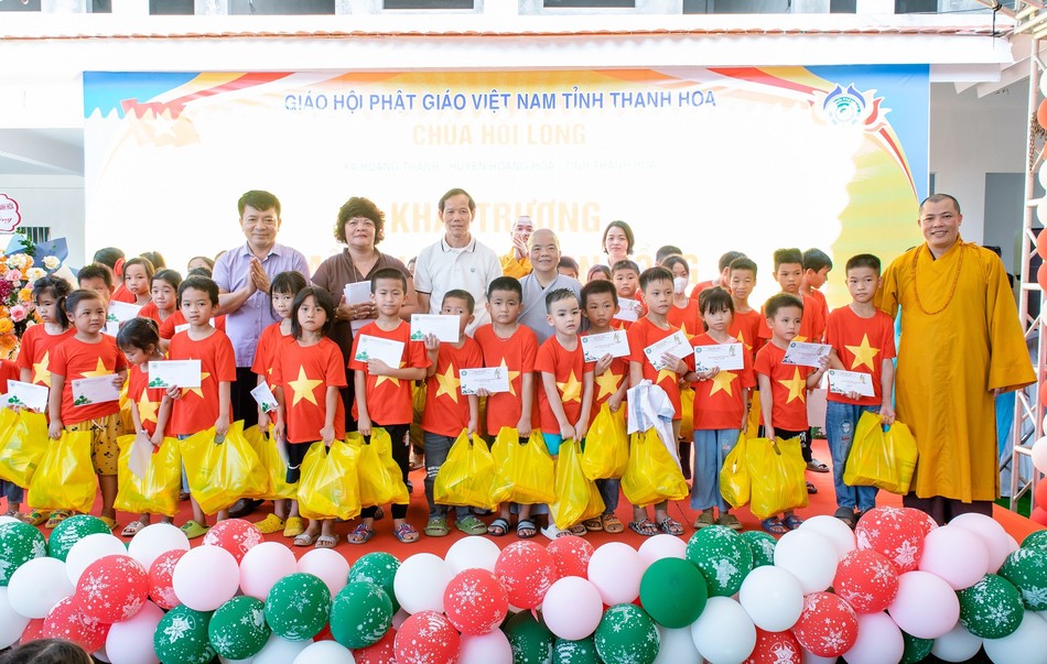 Đại diện các mạnh thường quân trao quà cho các em nhân ngày 1-6