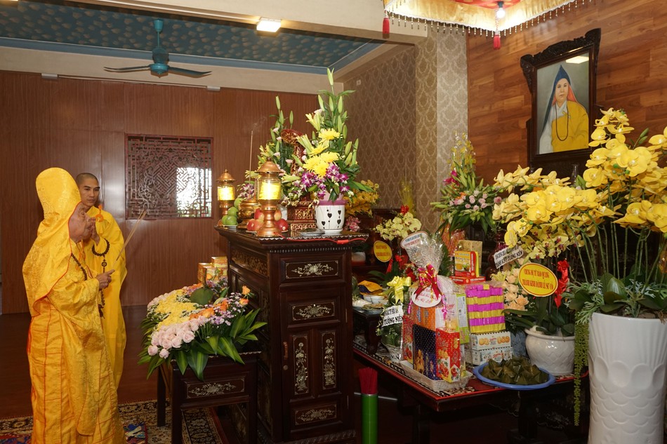 Thắp hương tưởng niệm