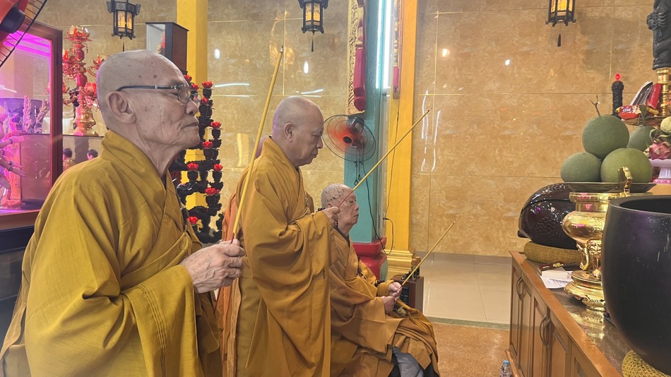 Chư tôn đức niêm hương bạch Phật Chư tôn đức niêm hương bạch Phật