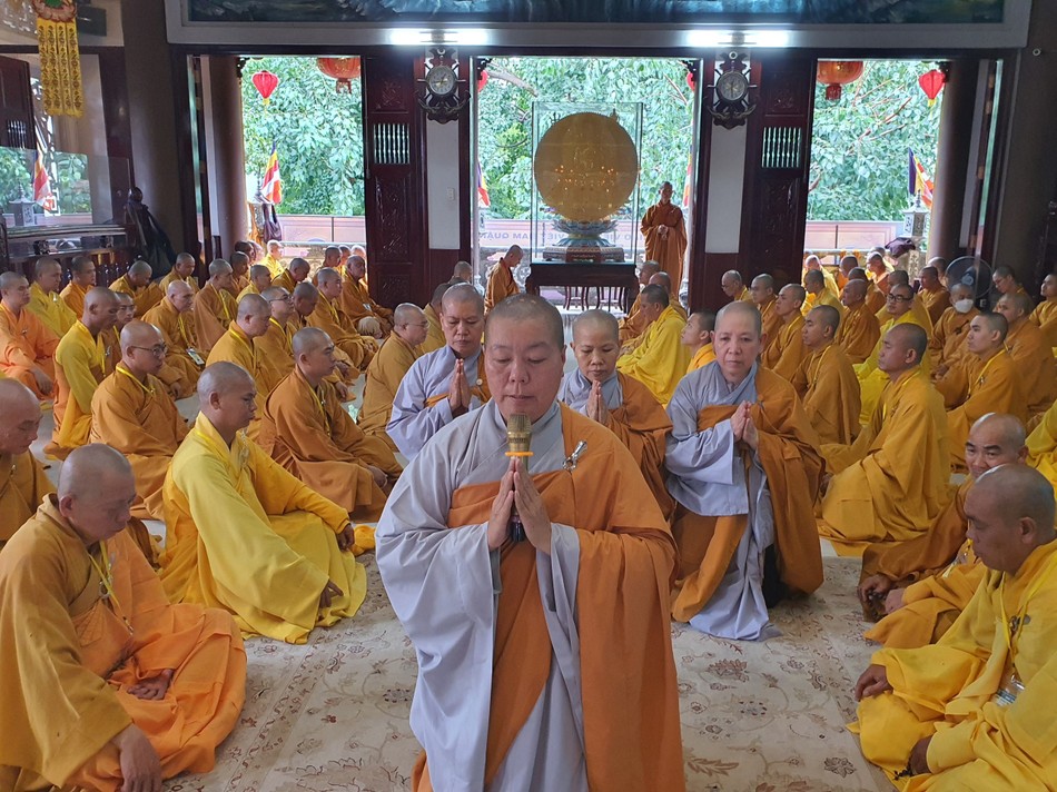 Sư cô Thích nữ Diệu Hoa tác bạch cầu đại Tăng giáo giới thọ an cư