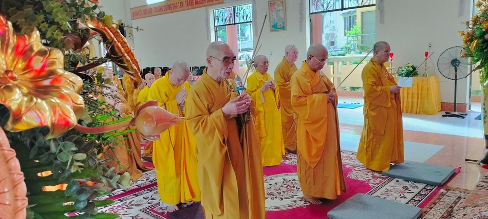 Chư tôn đức niêm hương Chư tôn đức niêm hương