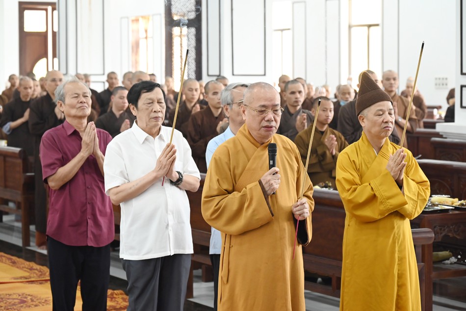 Thắp hương tưởng niệm