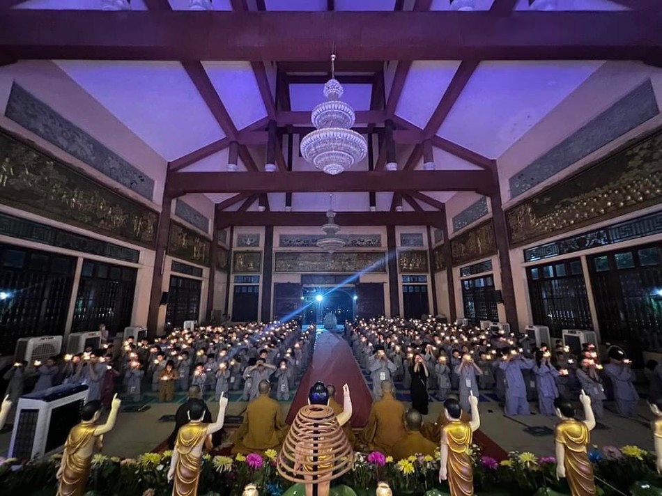 Đêm thắp nến tri ân trước khi bế mạc khóa tu