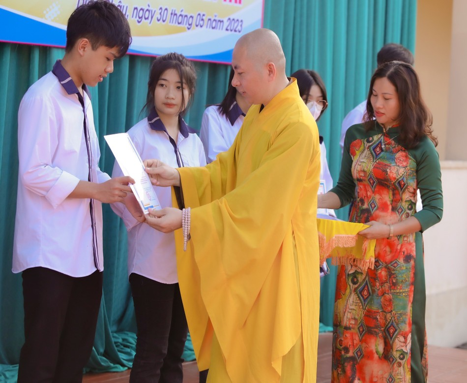 Trao học bổng đến các em học sinh tại Trường THPT Diễn Châu 5