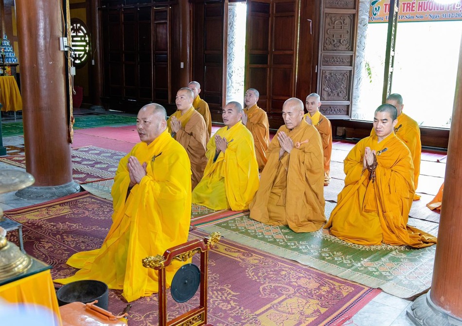 Chư tôn đức niêm hương bạch Phật, tác pháp an cư tại chùa Khải Nam Chư tôn đức niêm hương bạch Phật, tác pháp an cư tại chùa Khải Nam