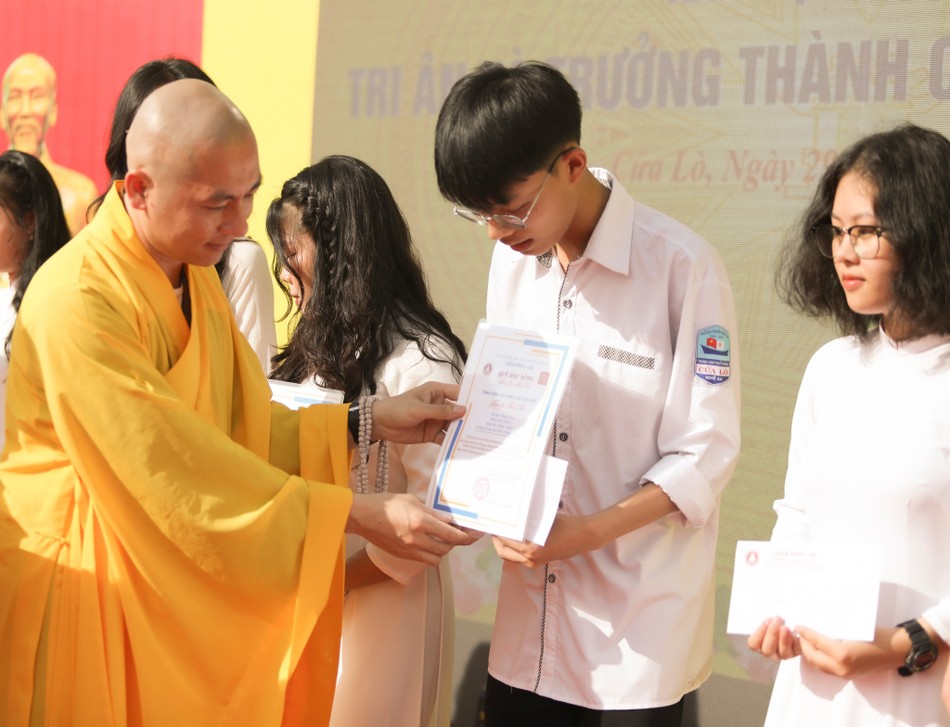 Tại Trường THPT Cửa Lò có 30 em học sinh được nhận học bổng