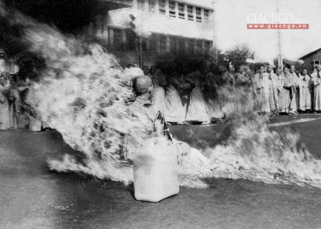 Lửa rừng rực bao kín thân ngài và bốc lên cao như một bó đuốc sống Lửa rừng rực bao kín thân ngài và bốc lên cao như một bó đuốc sống