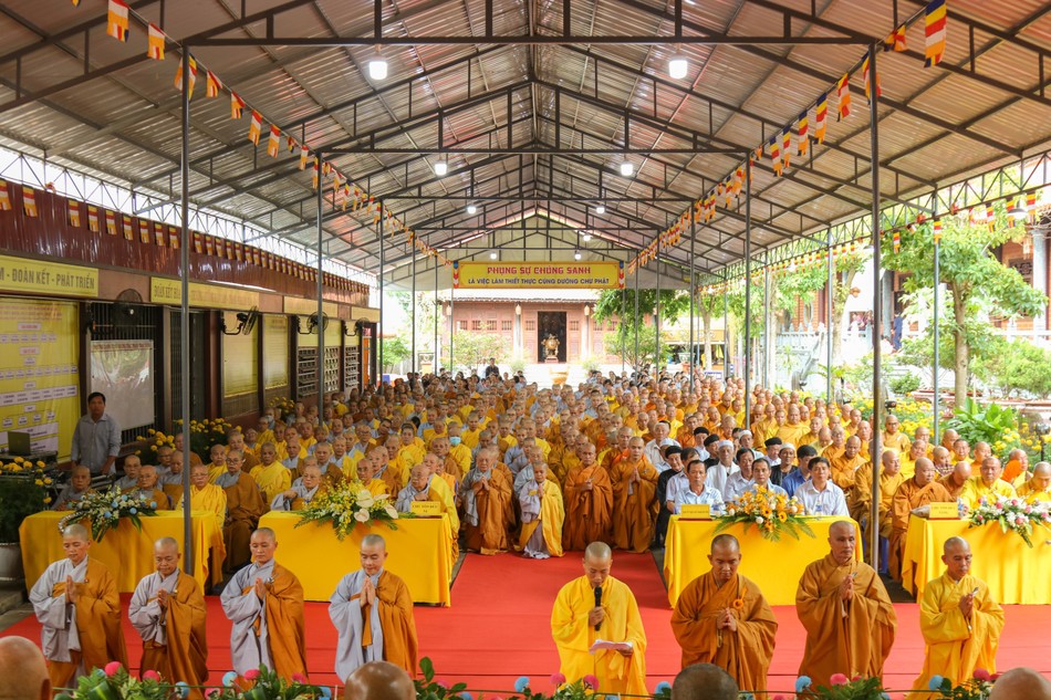 Đại diện chư hành giả an cư dâng lời phát nguyện Đại diện chư hành giả an cư dâng lời phát nguyện