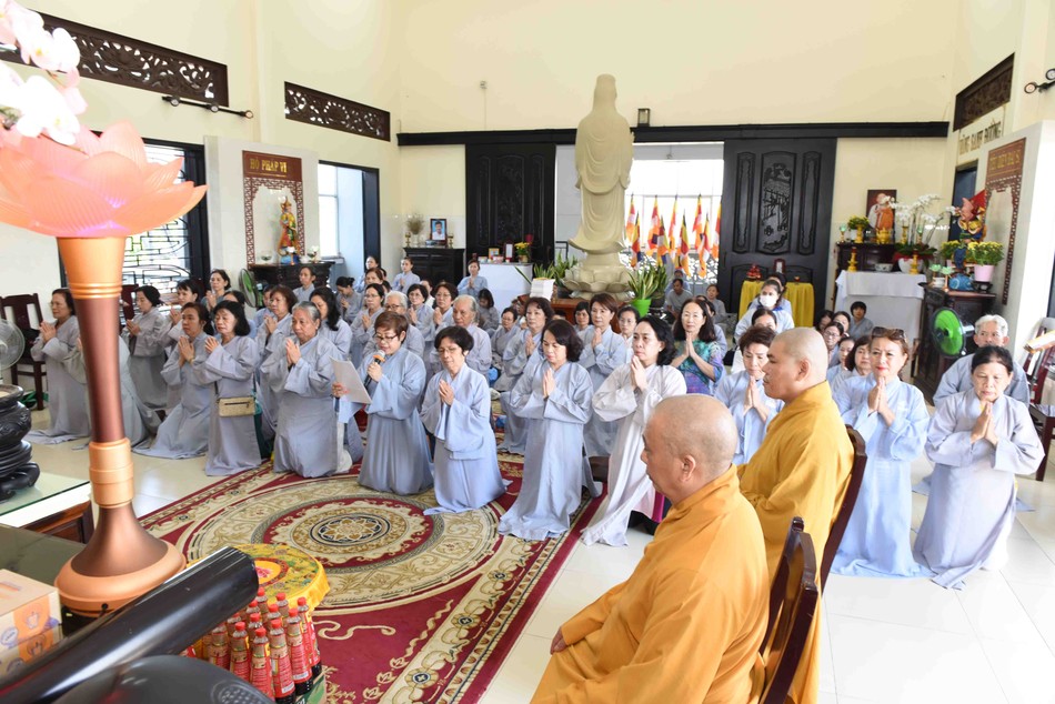 Đại diện Phật tử tác bạch cúng dường tại trường hạ chùa Tịnh Nghiêm Đại diện Phật tử tác bạch cúng dường tại trường hạ chùa Tịnh Nghiêm