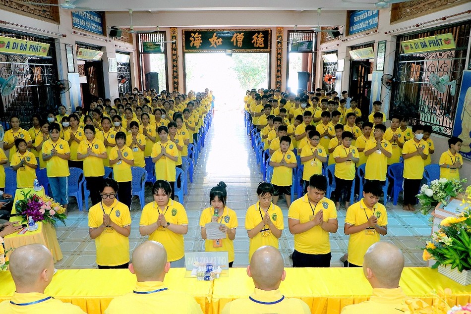 Đại diện các khóa sinh dâng lời tri ân và phát nguyện siêng năng, tinh tấn trong suốt khóa tu Đại diện các khóa sinh dâng lời tri ân và phát nguyện siêng năng, tinh tấn trong suốt khóa tu