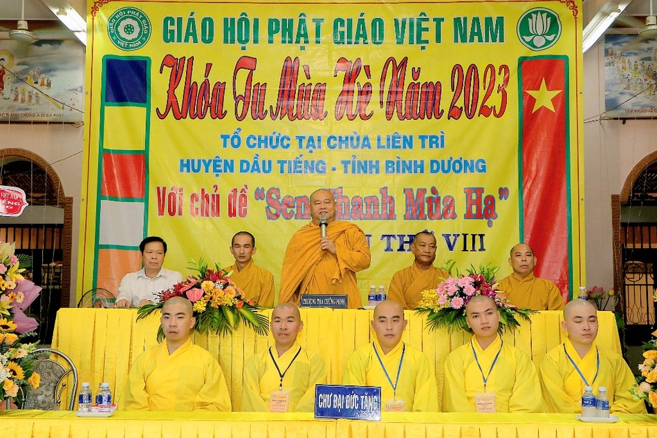Thượng tọa Thích Minh Lực, Phó ban Trị sự GHPGVN tỉnh Bình Dương sách tấn các khóa sinh Thượng tọa Thích Minh Lực, Phó ban Trị sự GHPGVN tỉnh Bình Dương sách tấn các khóa sinh