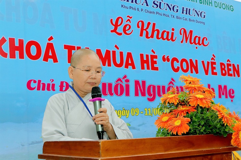 Ni sư Thích nữ Từ Thảo, trụ trì chùa Sùng Hưng, Trưởng ban Tổ chức khóa tu phát biểu khai mạc Ni sư Thích nữ Từ Thảo, trụ trì chùa Sùng Hưng, Trưởng ban Tổ chức khóa tu phát biểu khai mạc