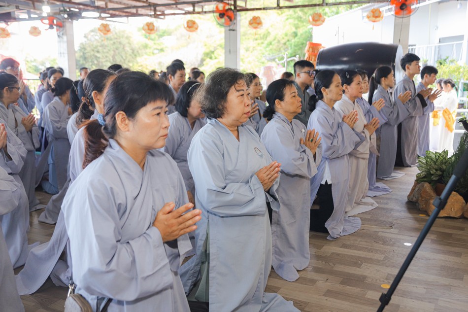 Phật tử tham dự khóa tu Phật tử tham dự khóa tu