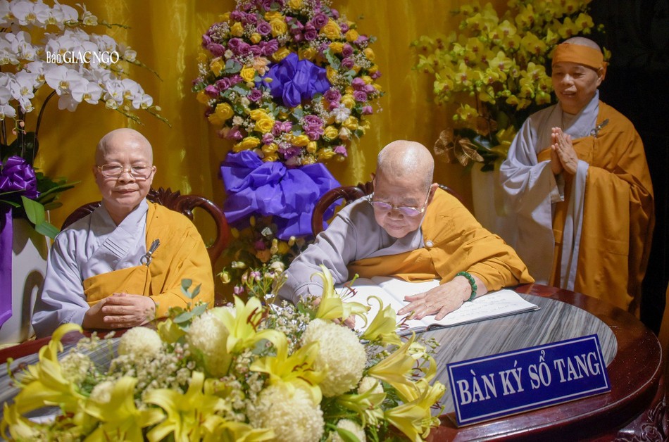 Ni trưởng Thích nữ Từ Nhẫn, Trưởng Phân ban Ni giới TP.HCM cùng Ni trưởng Thích nữ Như Thảo, Phó Thường trực Phân ban Ni giới TP đại diện Phân ban Ni giới TP ký sổ tang lưu niệm