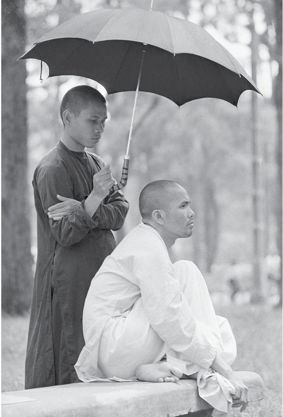 Hòa thượng Thích Giác Quang (lúc còn trẻ) một dịp thị giả Hòa thượng Trí Quang trước Dinh Độc Lập, Sài Gòn - Ảnh: Time Hòa thượng Thích Giác Quang (lúc còn trẻ) một dịp thị giả Hòa thượng Trí Quang trước Dinh Độc Lập, Sài Gòn - Ảnh: Time