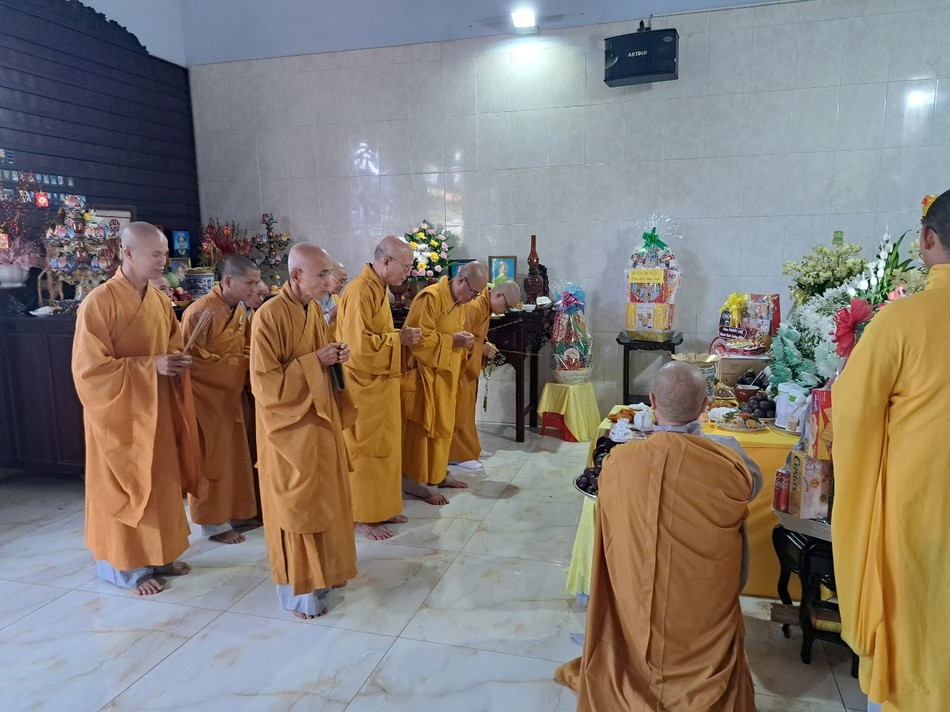 Chư tôn đức Thường trực Ban Trị sự GHPGVN thị xã Phước Long thắp hương tưởng niệm Chư tôn đức Thường trực Ban Trị sự GHPGVN thị xã Phước Long thắp hương tưởng niệm