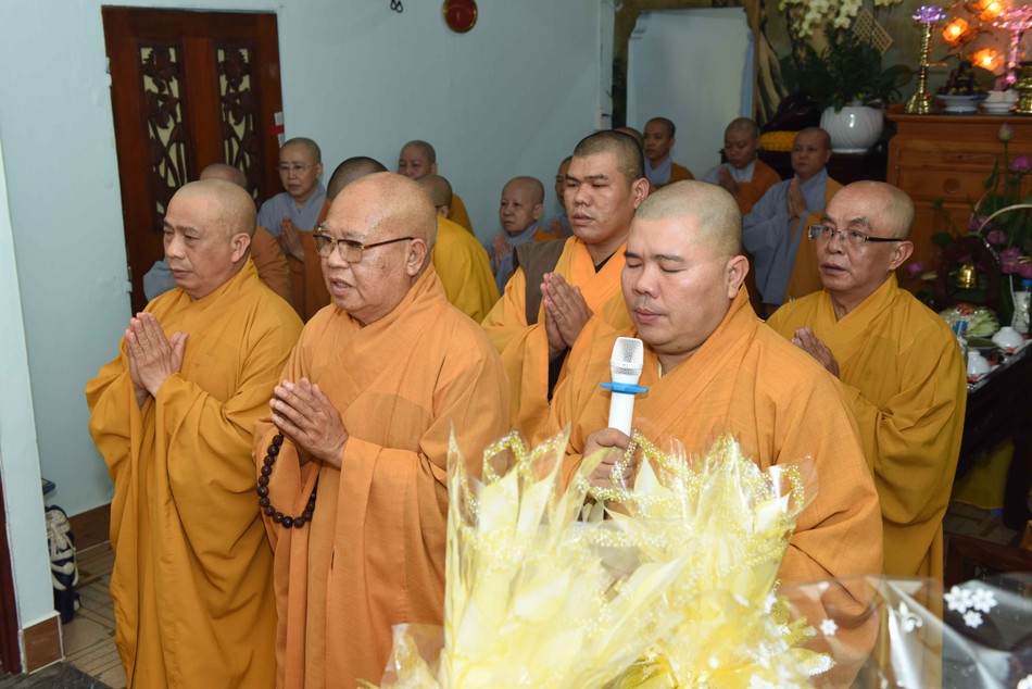 Chư tôn đức nhất tâm cầu nguyện Chư tôn đức nhất tâm cầu nguyện