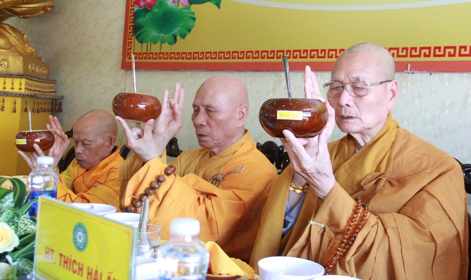 Chư tôn giáo phẩm cử bát cúng dường