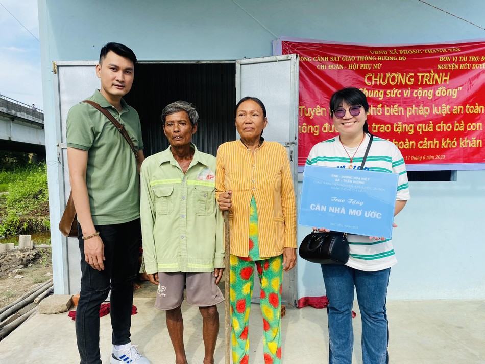 Đại diện nhóm trao căn nhà mơ ước cho người dân - Ảnh: H.Duyên Đại diện nhóm trao căn nhà mơ ước cho người dân - Ảnh: H.Duyên